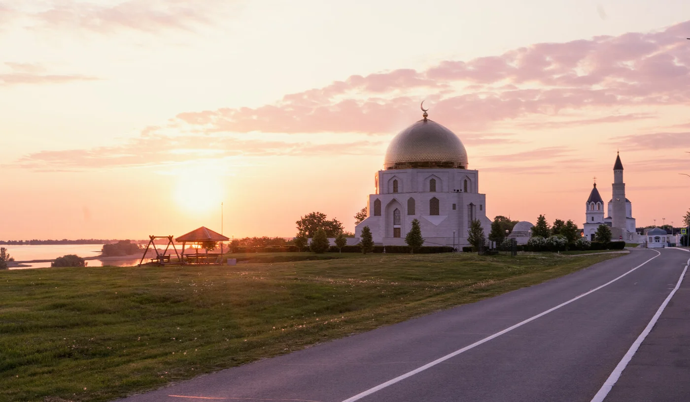 Большой печатный Коран — главный экспонат Памятного знака.