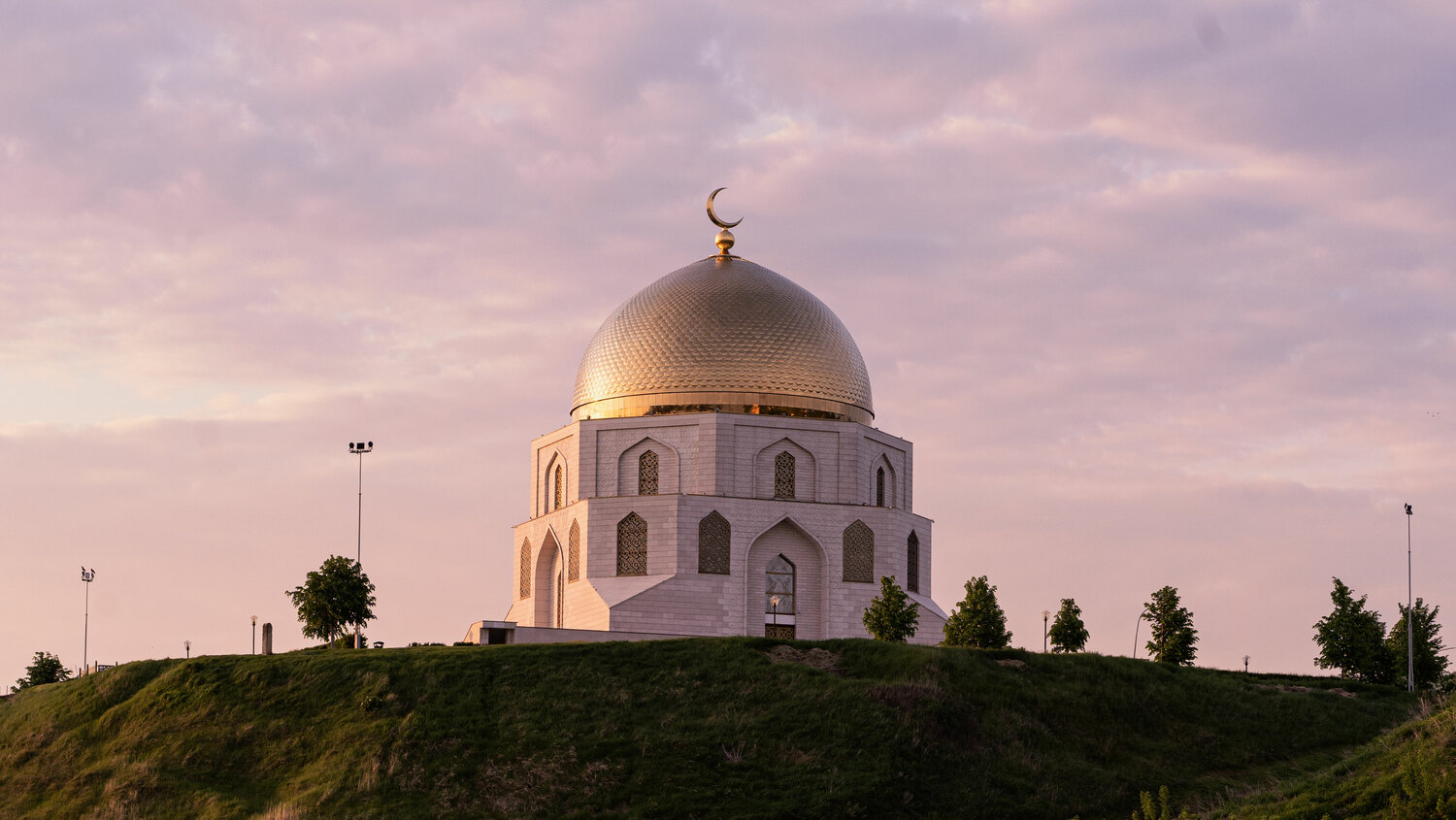 Памятный знак. Самый большой печатный Коран в мире